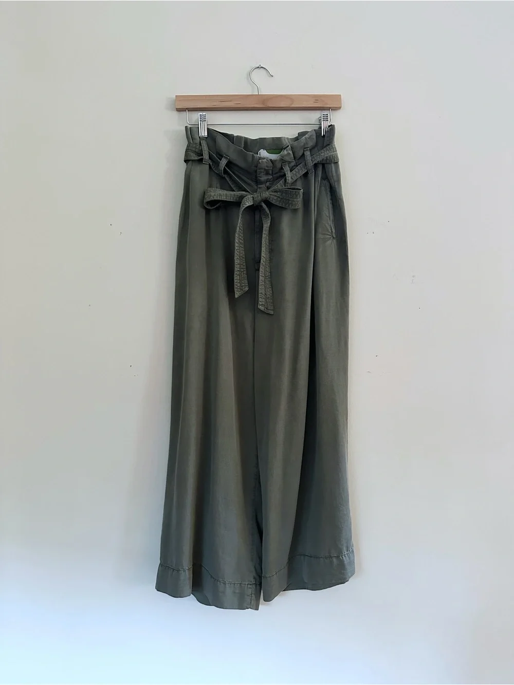 Brand new Anthropologie Olive Green Paperbag Wide-Leg Pants with Tie